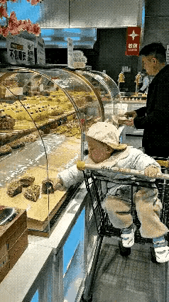这一幕太感人了！今天在蛋糕店撞见一件暖心小事，看完心里特别舒服。年轻爸爸牵着小宝