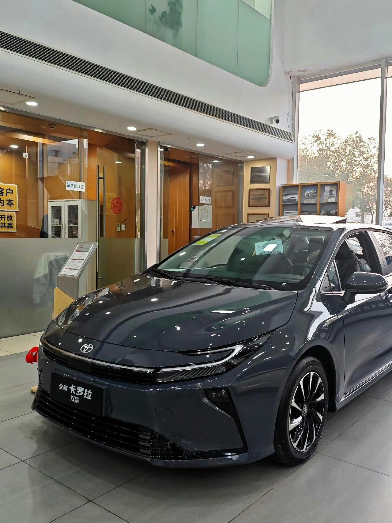 这次标配的TSS系统升级了，自动跟车和车道保持做得更自然，高速开起来轻松不少，安