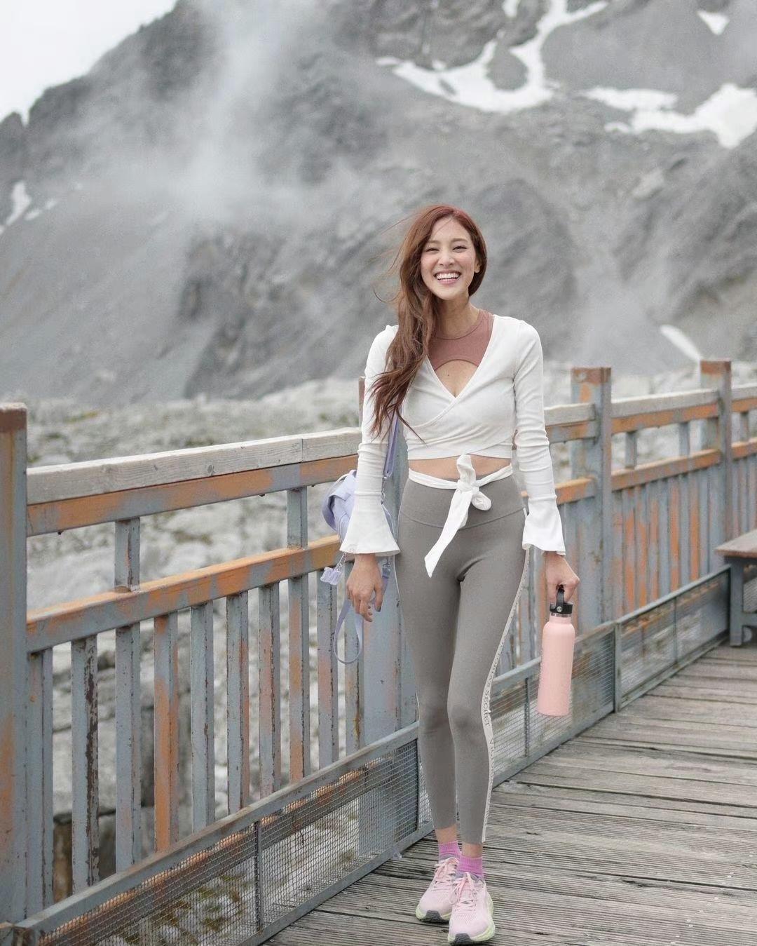 陈凯琳和老公郑嘉颖去旅游了，在玉龙雪山穿瑜伽服打卡，身材火辣，不得不说，生了三个
