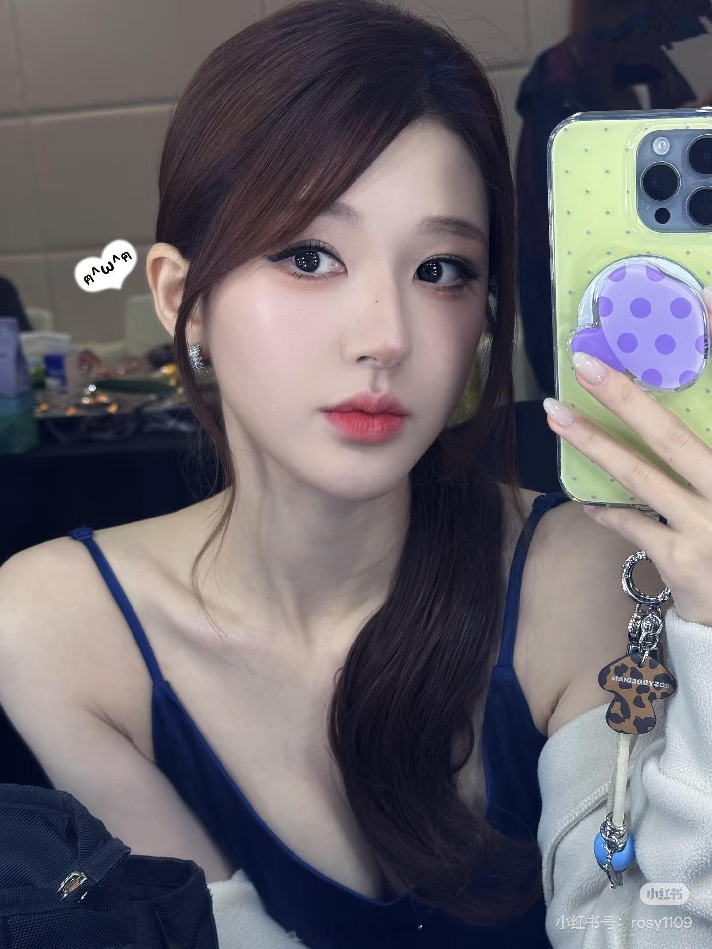 赵露思晒自拍🤳闺蜜又美了，可惜昨天是非公开活动，看不够啊！ 