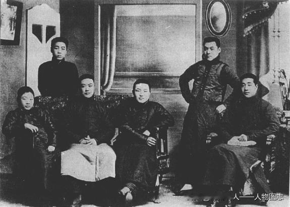 周恩来(后站者左一)与学校新剧团主要演员合影