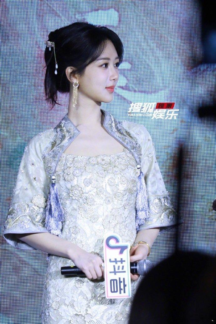 #杨紫活动生图鲨我# 杨紫真的好美啊 线下生图也是一绝 ​ ​​​
