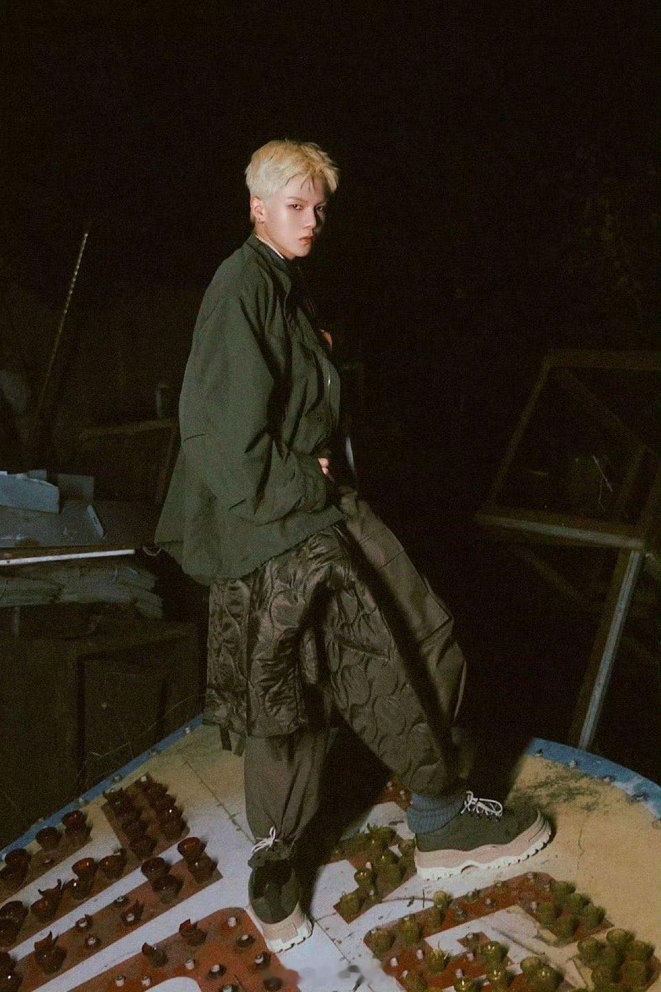 男团舞也可以很曼妙 运镜在水面漂浮，他们在暗光里游弋。这支舞没有明确的高潮点，因