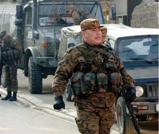 世界上最安全的两个国家，一个谁也打不过，一个谁也不敢打，世界纷纷扰扰，但有两个国