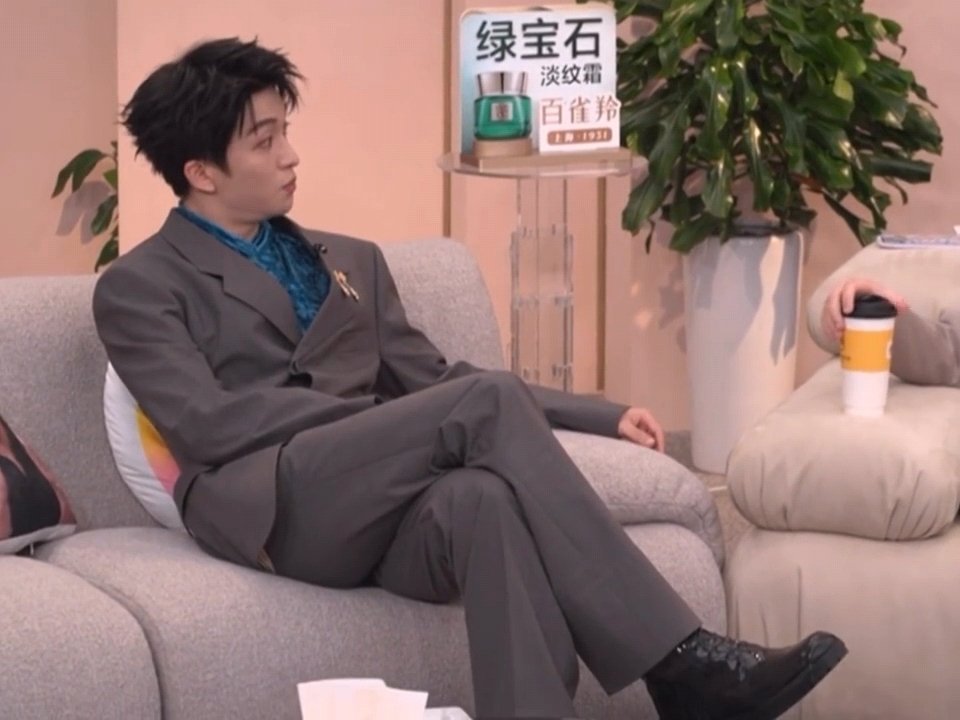 黄子弘凡红底鞋黄子弘凡抬腿露出红底鞋黄子弘凡往这儿一坐一抬腿，完全是总裁来的 