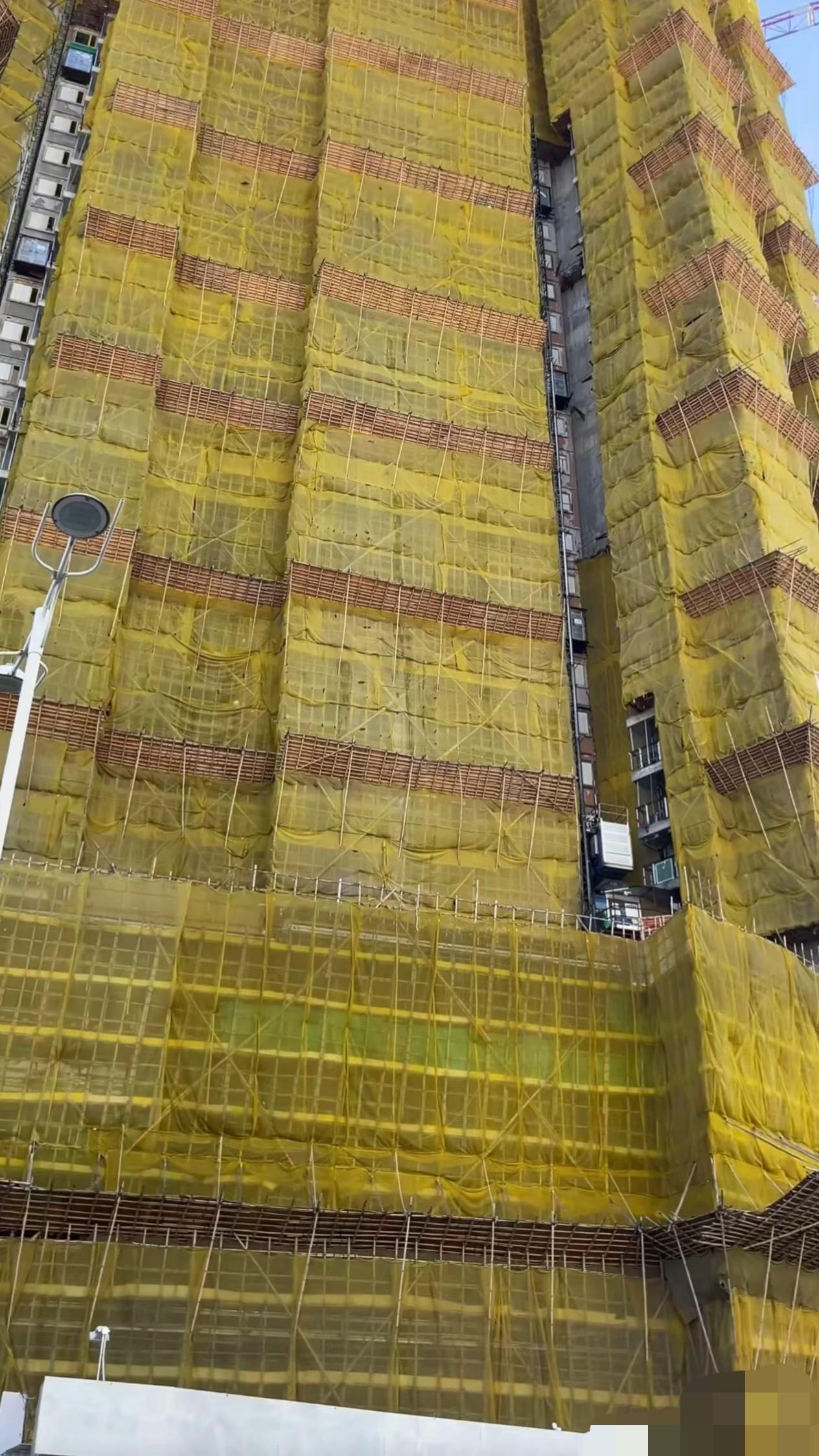 火灾前的香港宏福苑，真的是被竹棚架包裹得密不透风！此次教训够深刻了，应该会推动香