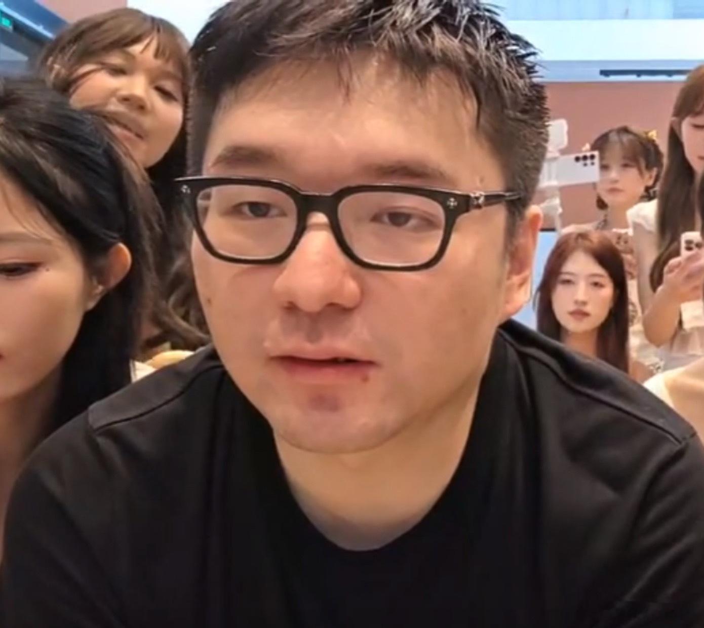 乌总：知道我为什么来这次户外嘛，我这段时间也没怎么播嘛我感觉我现在有点病态，就是