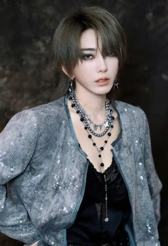#刘忻黑色蕾丝吊带#刘忻张北草原音乐节造型来啦，她穿黑色蕾丝吊带太美了。其实黑色