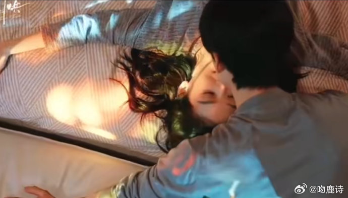 《难哄》正片里的光影吻太妙了，用投影仪展现温以凡心理，CP 感十足，比海报还惊艳