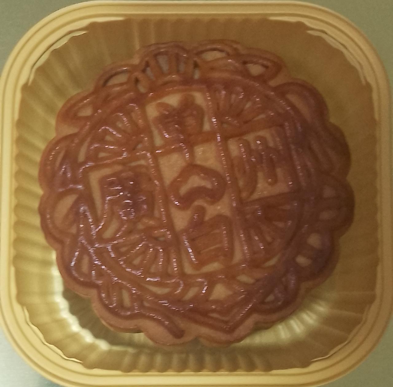 广州酒家那么多的产品，我对这个月饼是可以接受的，单黄白莲蓉月饼，双黄莲蓉月饼，这