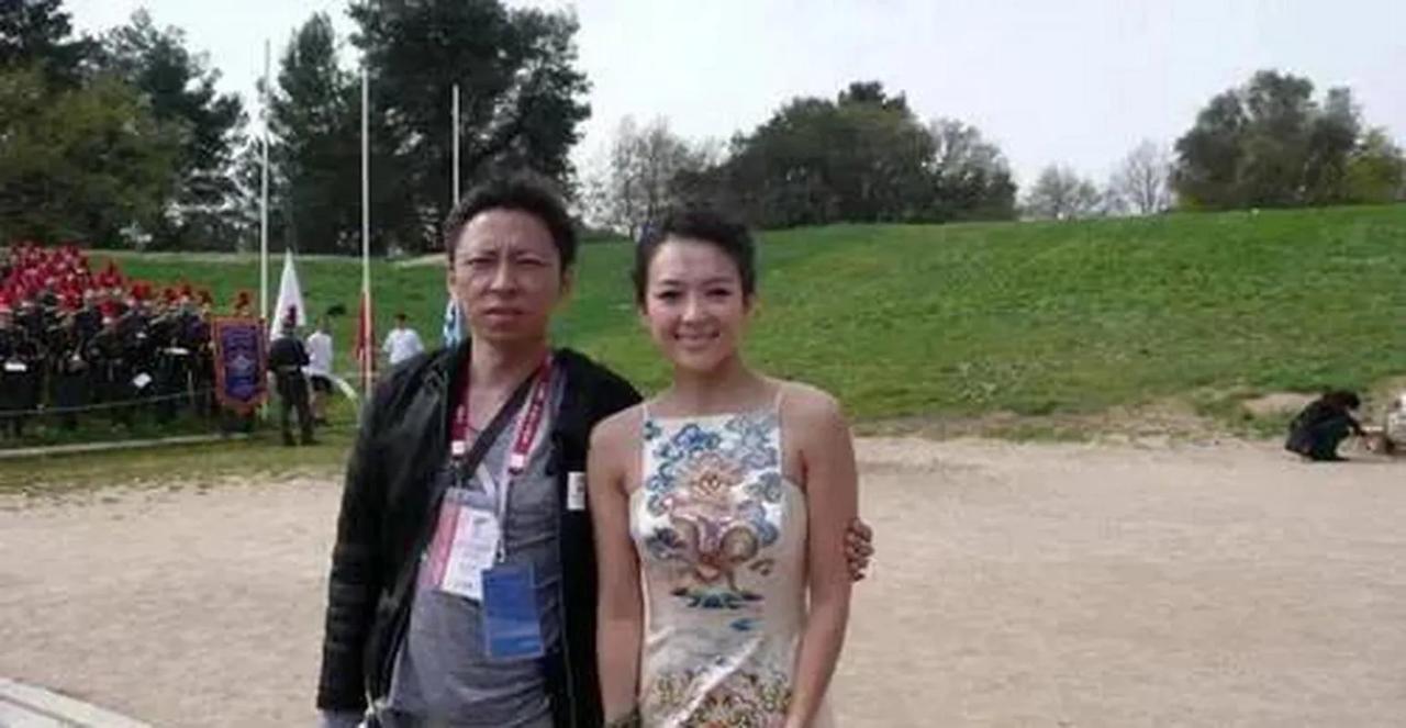 两个风华正茂的年轻人，一个青年才俊，意气风发，金戈铁马；一个身材婀娜，走向国籍，