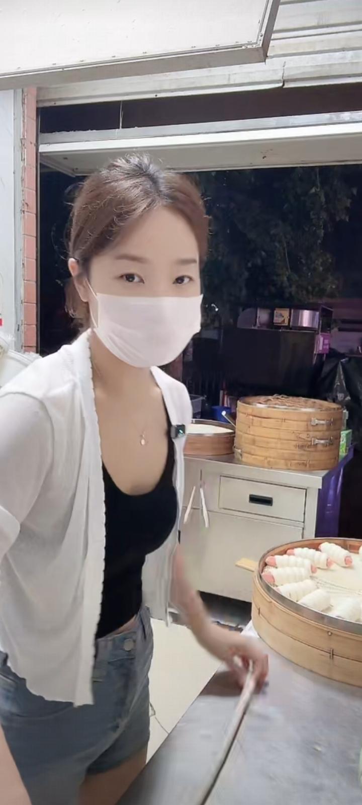 白天的热闹可以掩盖情绪，夜晚的安静总会勾起思念。想起曾经并肩的岁岁朝夕，想起温柔