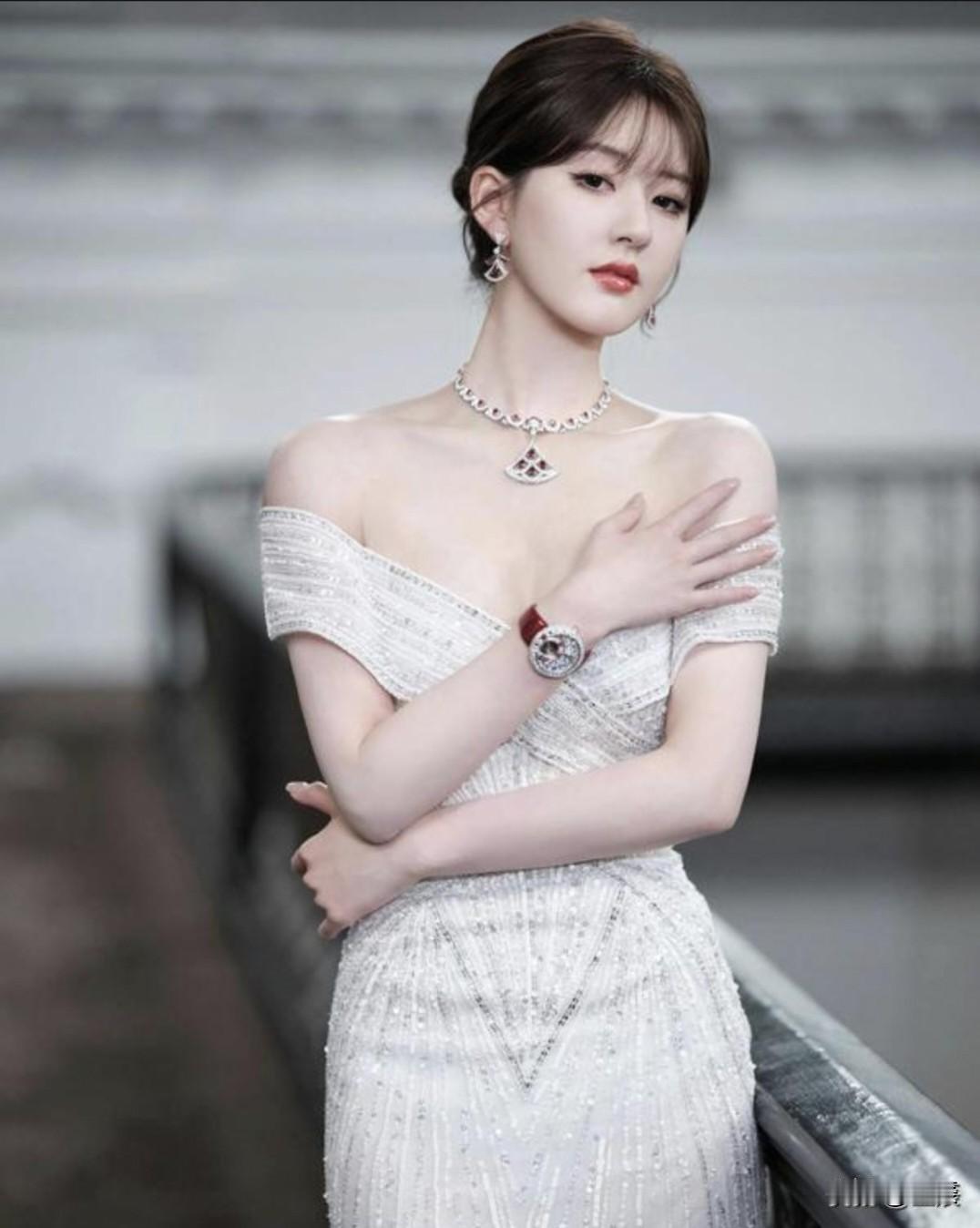 赵露思这组优雅白裙造型，简直把气质女神的范儿拿捏得死死的！
白裙衬得她皮肤像打了