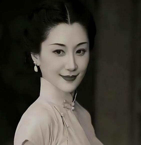 丈夫在前线把命都快拼没了，肺痨咳得胸口都快碎了。
老婆在后方大医院里，被六个穿着