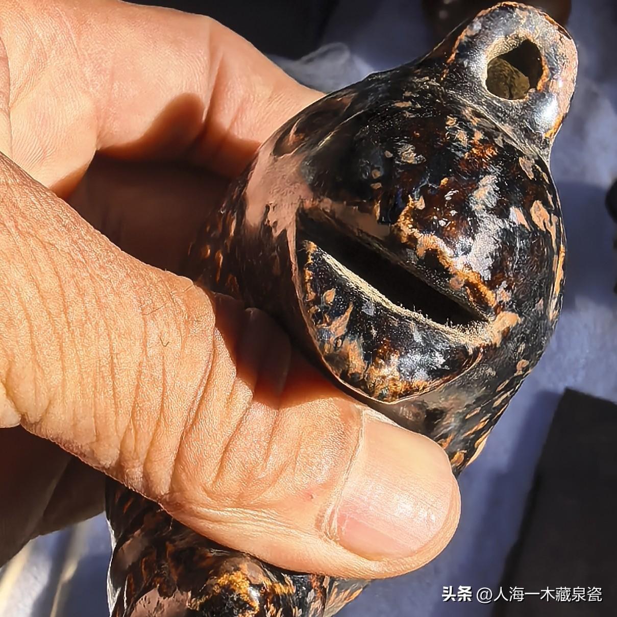 瓷器鉴别
瓷器一直以来有老仿新仿一说，但真品和仿品的区别在那里？
老瓷器的老是浸