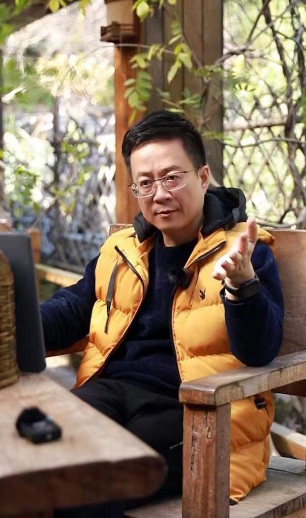 平静的蓝色，如同深邃的海洋，它告诉我们，内心的宁静是面对生活风雨的最好武器。在喧