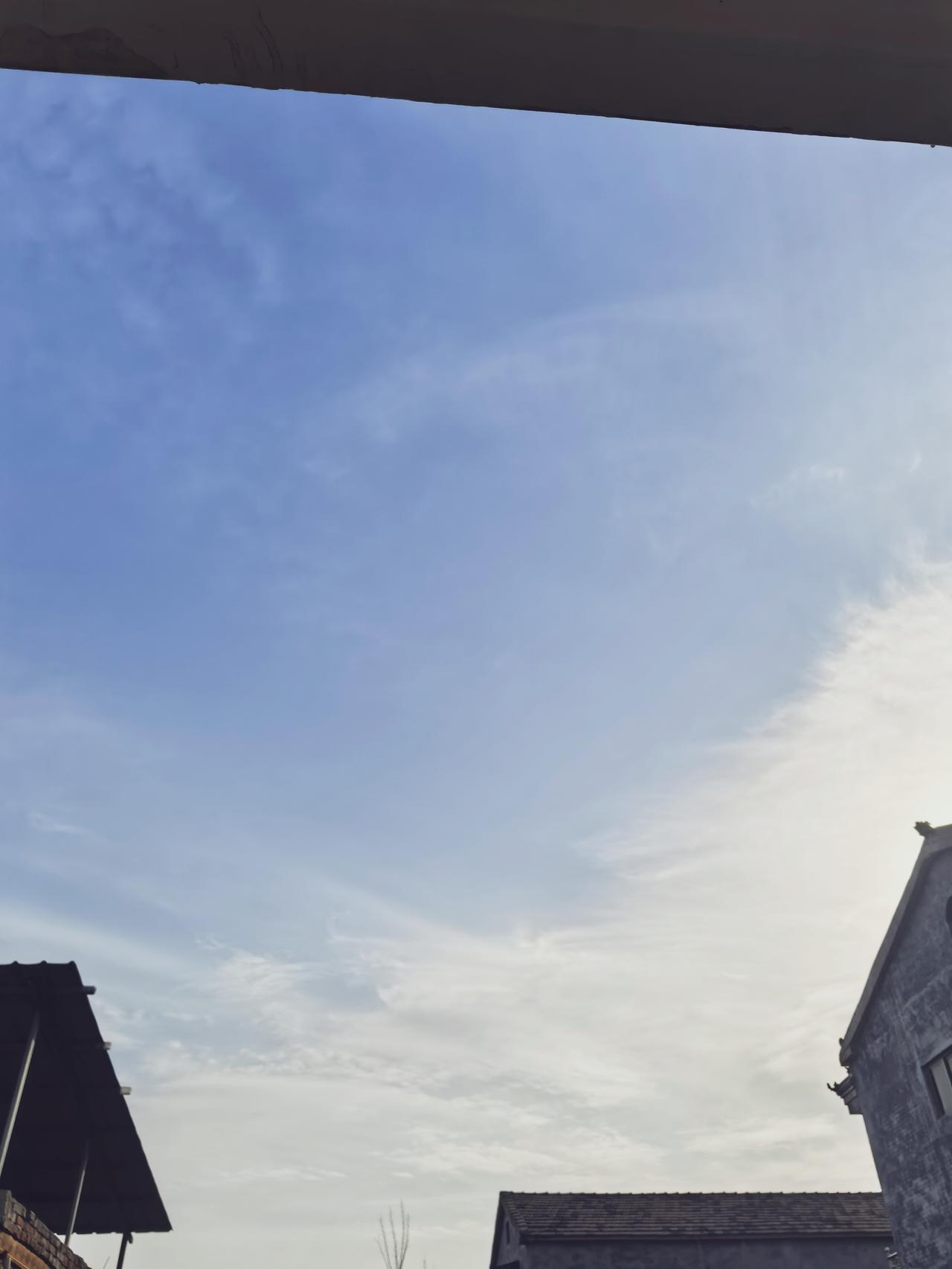 你是否还记得第一次我们相遇？
雨下得猝不及防，
我抱着文件夹在公交站台慌手慌脚，