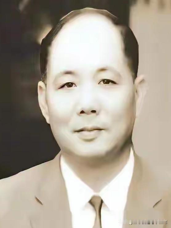 照片上的男子是蔡英文的父亲蔡洁生，屏东知名商人，早已过世。
 
蔡英文和父亲长相