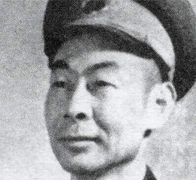 1943年，山西沁源，日寇躲在碉堡里，我军久攻不下。

那时候的沁源城像个铁桶，