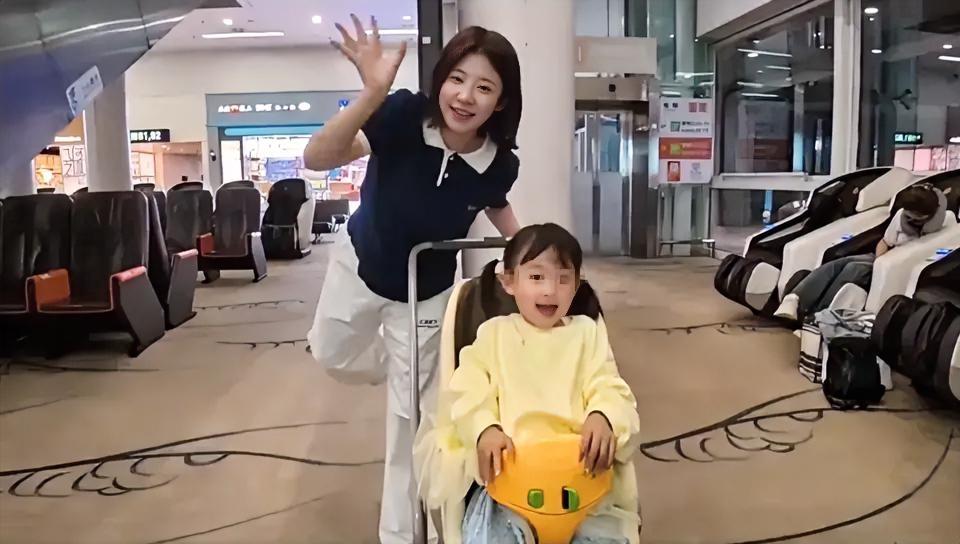 家人们谁懂啊！真的越看越揪心，为了抓流量赚钱，连3岁的孩子都要被拉到镜头前，当成