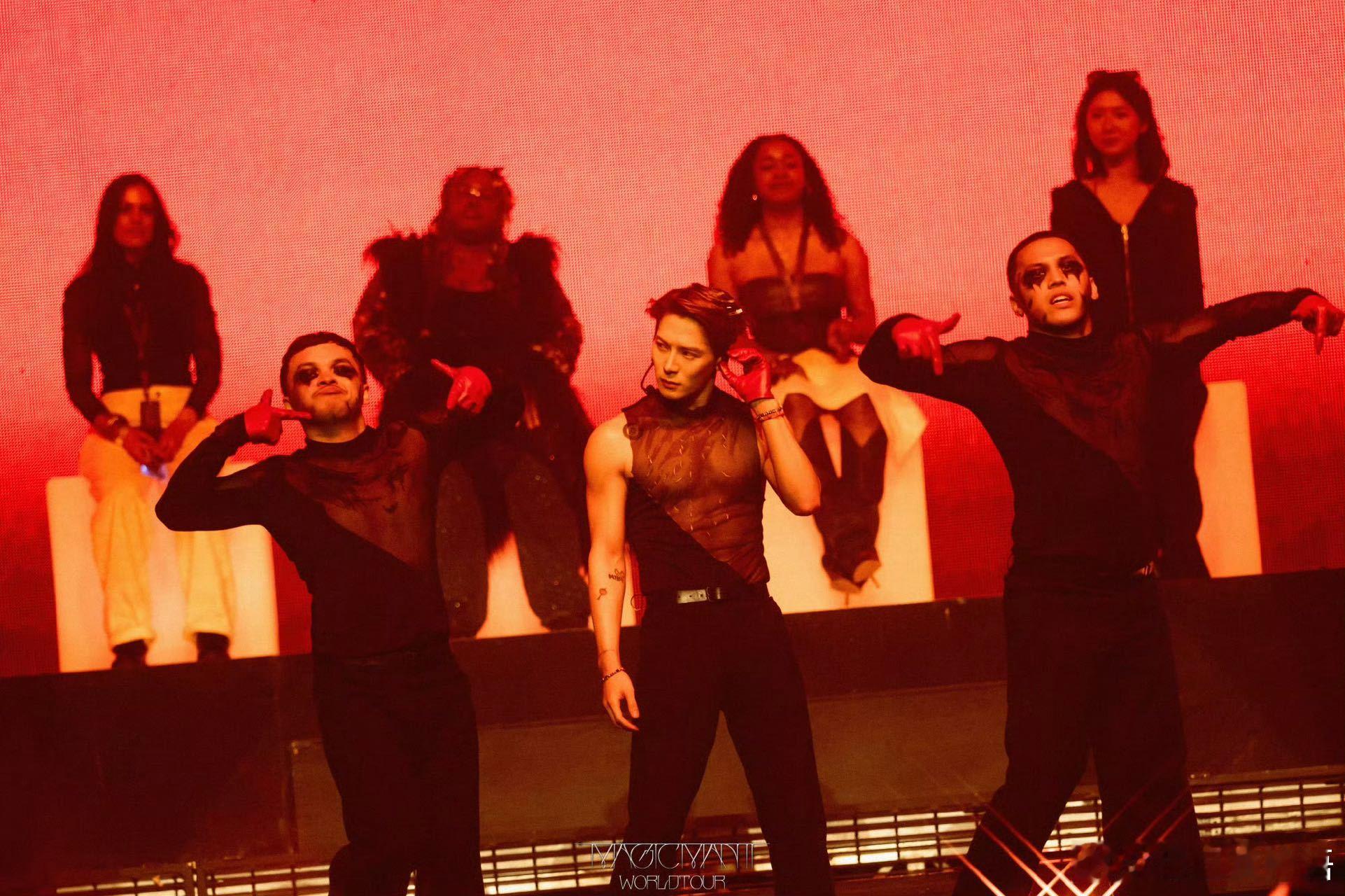 王嘉尔炫迈首发舞台 “他的节拍，是打破沉寂的利刃。”无需刻意证明，站定即是焦点。