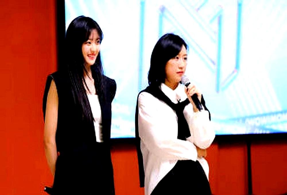 今天看到一个场景，直接把人闷住。
五十岁单亲母亲李奕霖站在聚光灯下，手里攥着几根