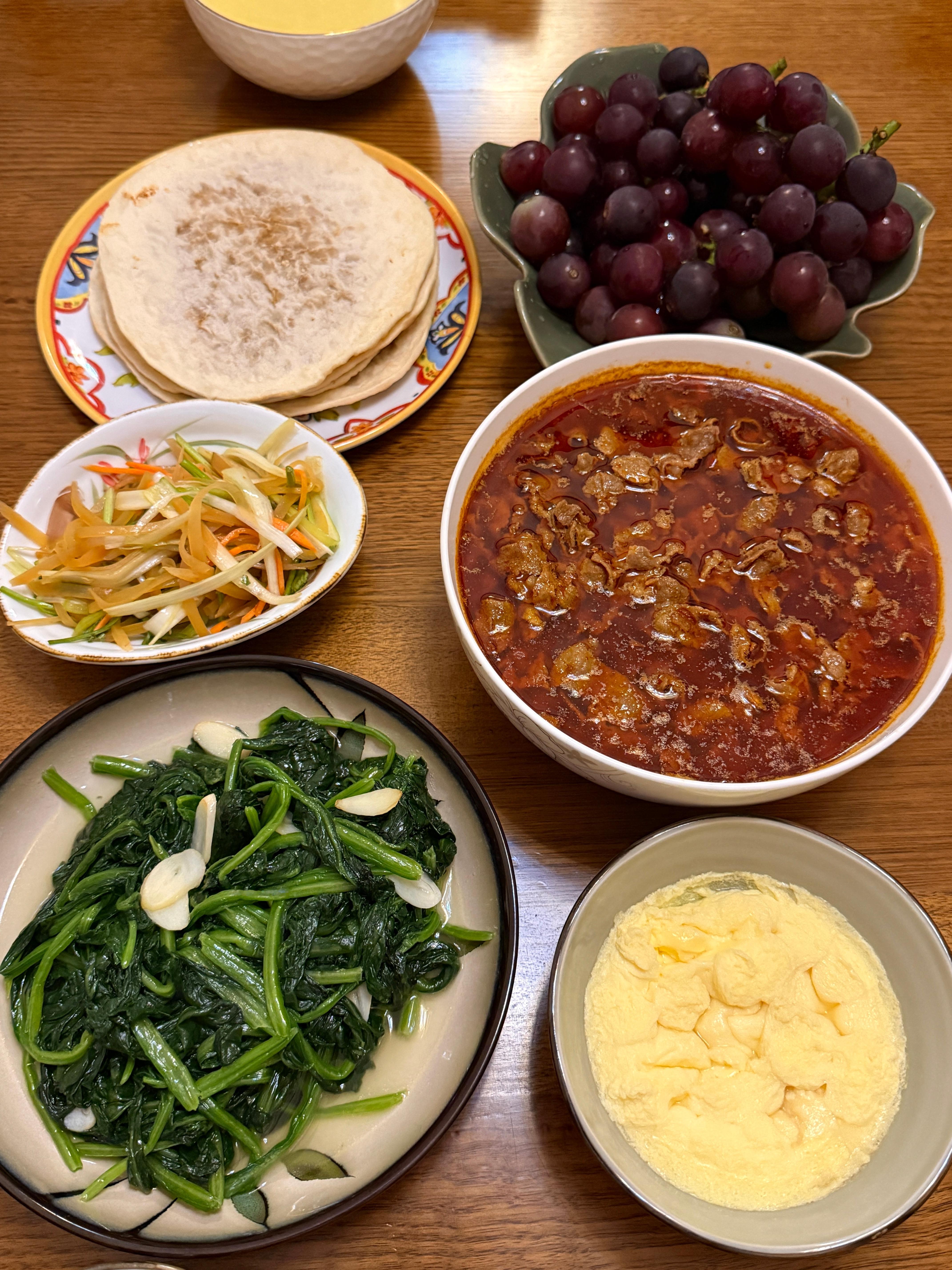 朴素的一餐 今晚我不能吃肉了，只吃鸡蛋羹和小米稀饭。西瓜也暂时不吃了，老酱说可能
