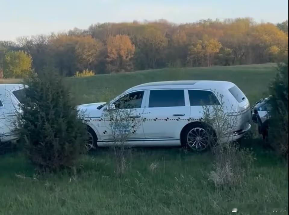 无伪装的对开门版本GV90白色这辆是普通门大v聊车