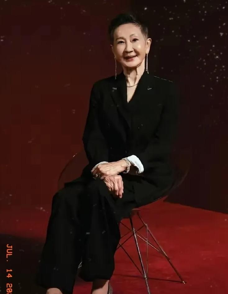 享年75岁的施南生icon走了，
她不是死于意外，
也不是死于高龄，而是死于我们