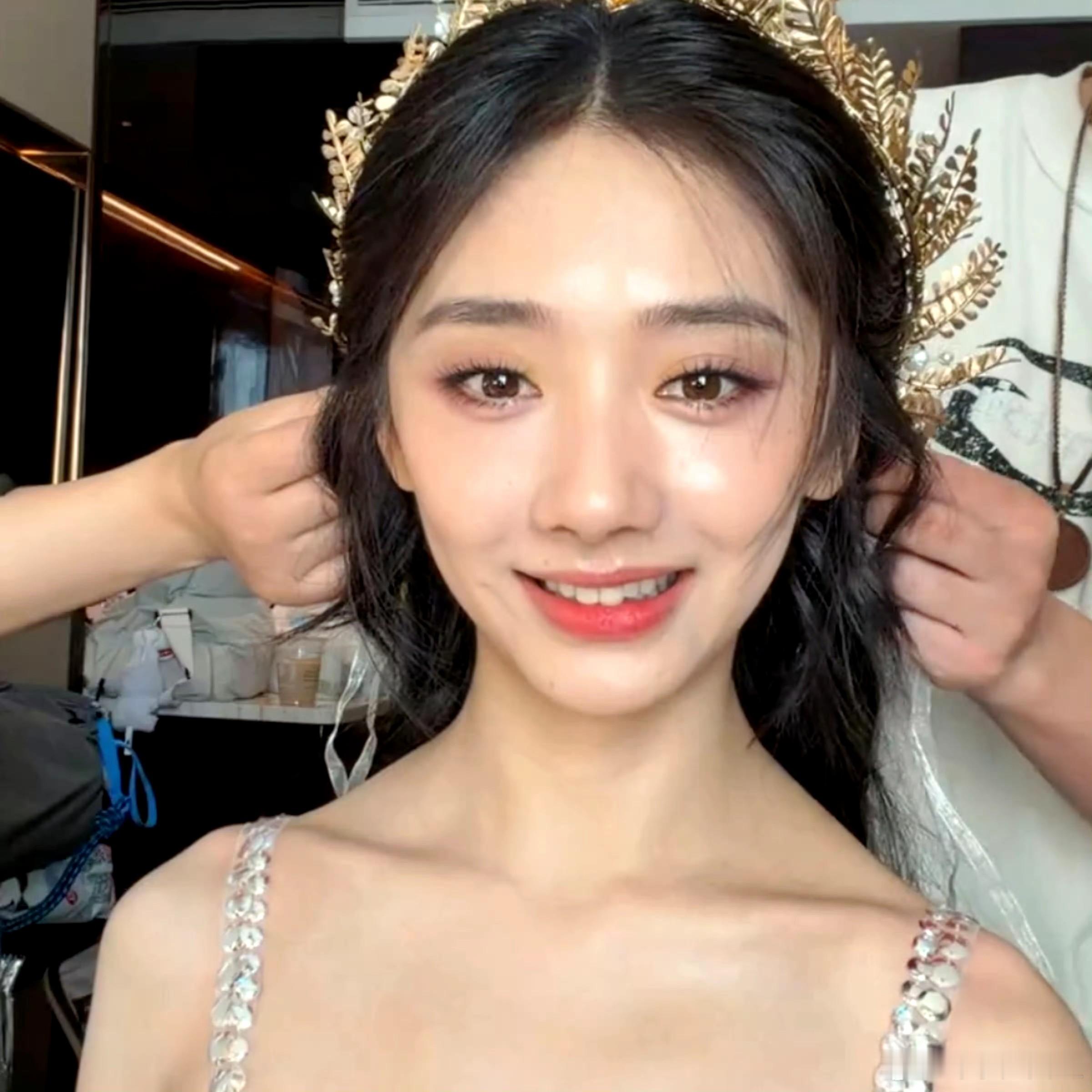 王影璐星光大赏直播像女友报备 王影璐的造型永远不让人失望！人鱼裙配金发冠美到犯规