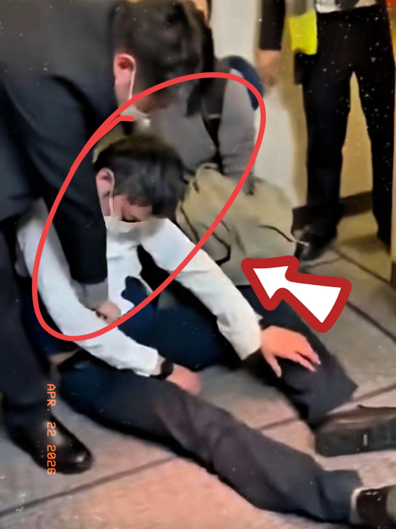 德国法兰克福机场，
上演了一出让人没眼看的闹剧。
主角是任宇、赵宝辉等七名因公转