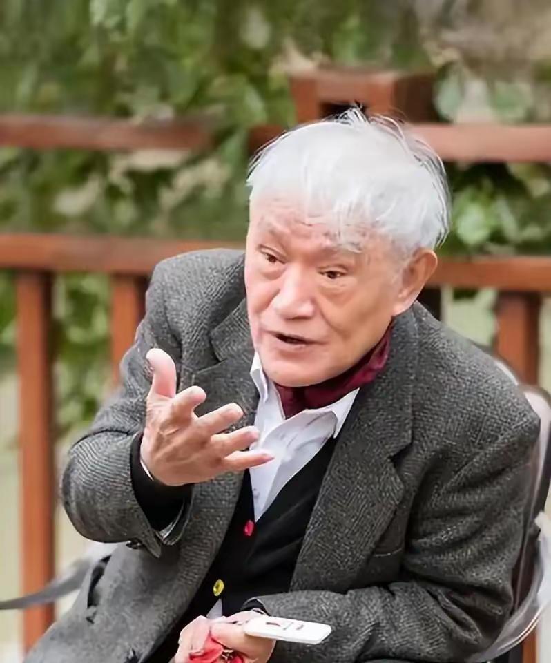 一位百岁老人说：“别指望任何人给你养老。真到了动不了那天，亲儿子、亲闺女来伺候，