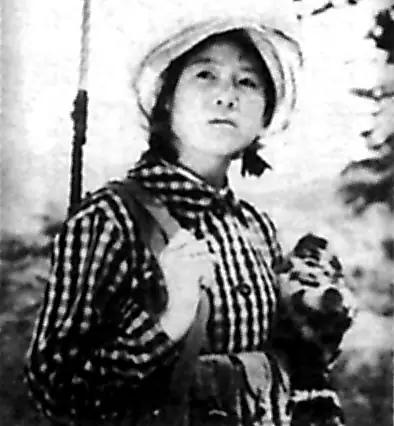 1975年，湖北神农架几名妇女正在田里挖洋芋时，一位女孩因为内急跑去树林中解决，