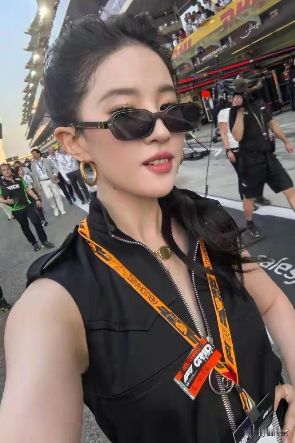 刘亦菲黑白穿搭，简约优雅，尽显都市女性魅力！