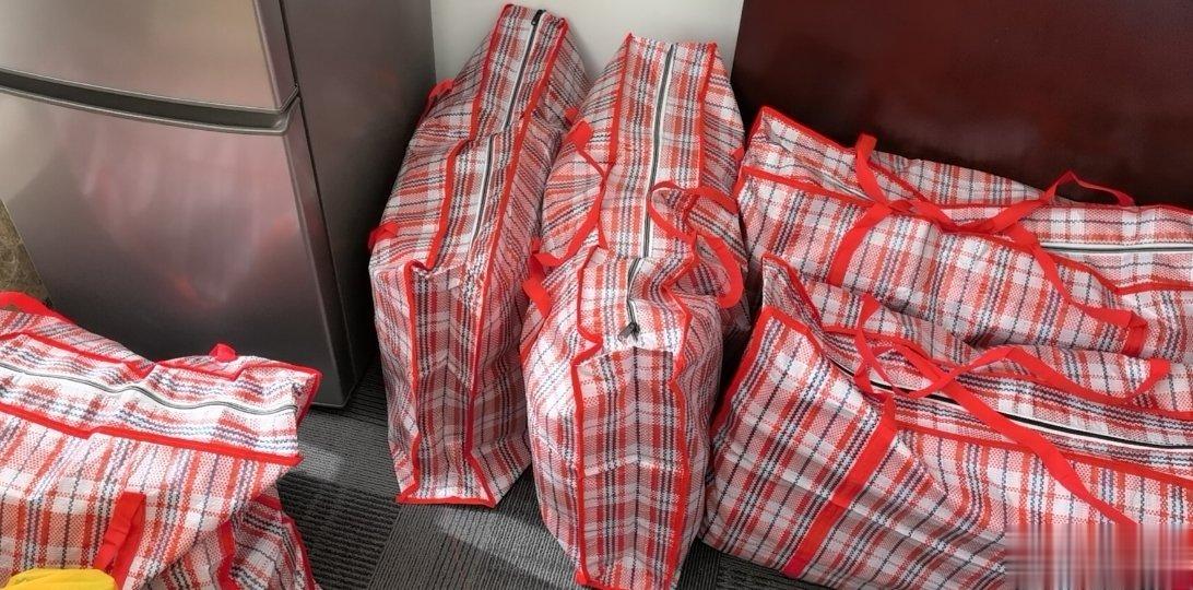 #邓伦# 身为上海分酱专业供货商，满头大汗打包一下午，25盒咖啡，25盒牛乳茶，