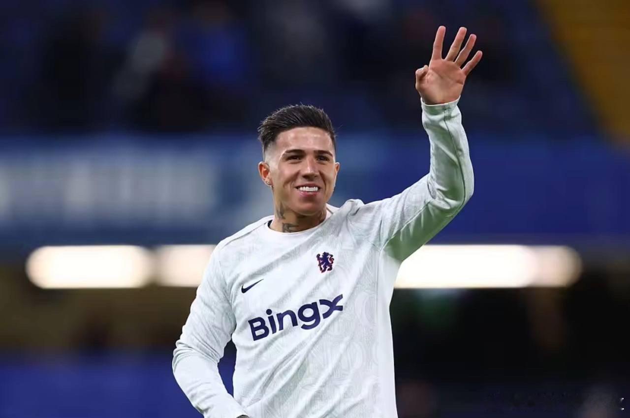 三年换八帅！恩佐在切尔西熬走了半个教练圈。罗塞尼尔下课，恩佐加盟切尔西三年多，经