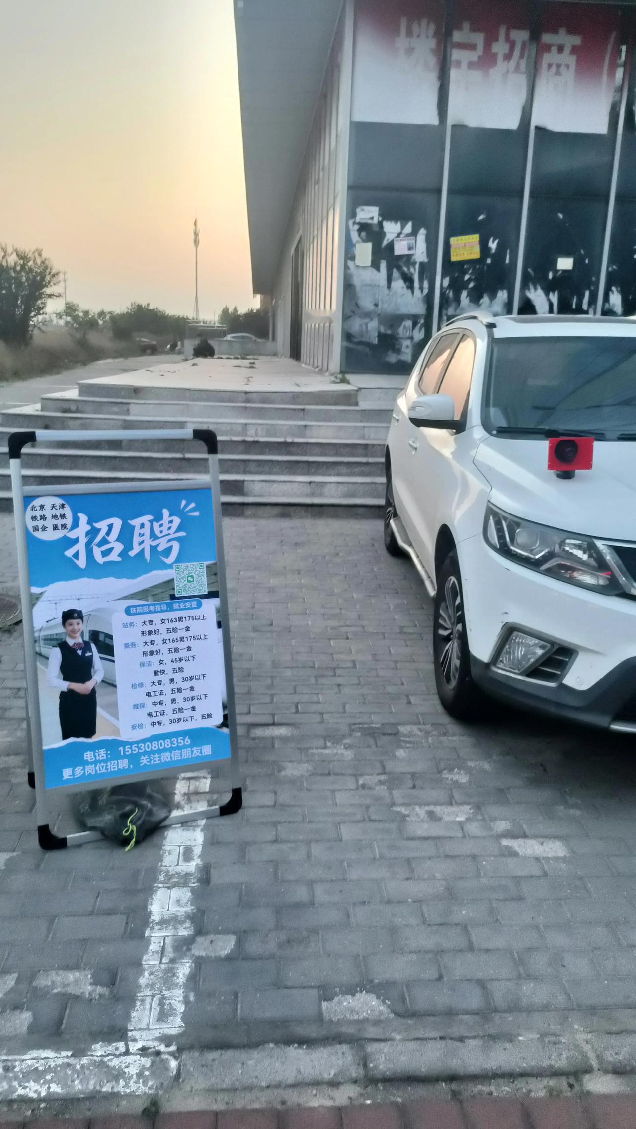 摆摊越久，越懂普通人就业有多难
 
每天下午出来摆摊做直招，越干心里越五味杂陈。