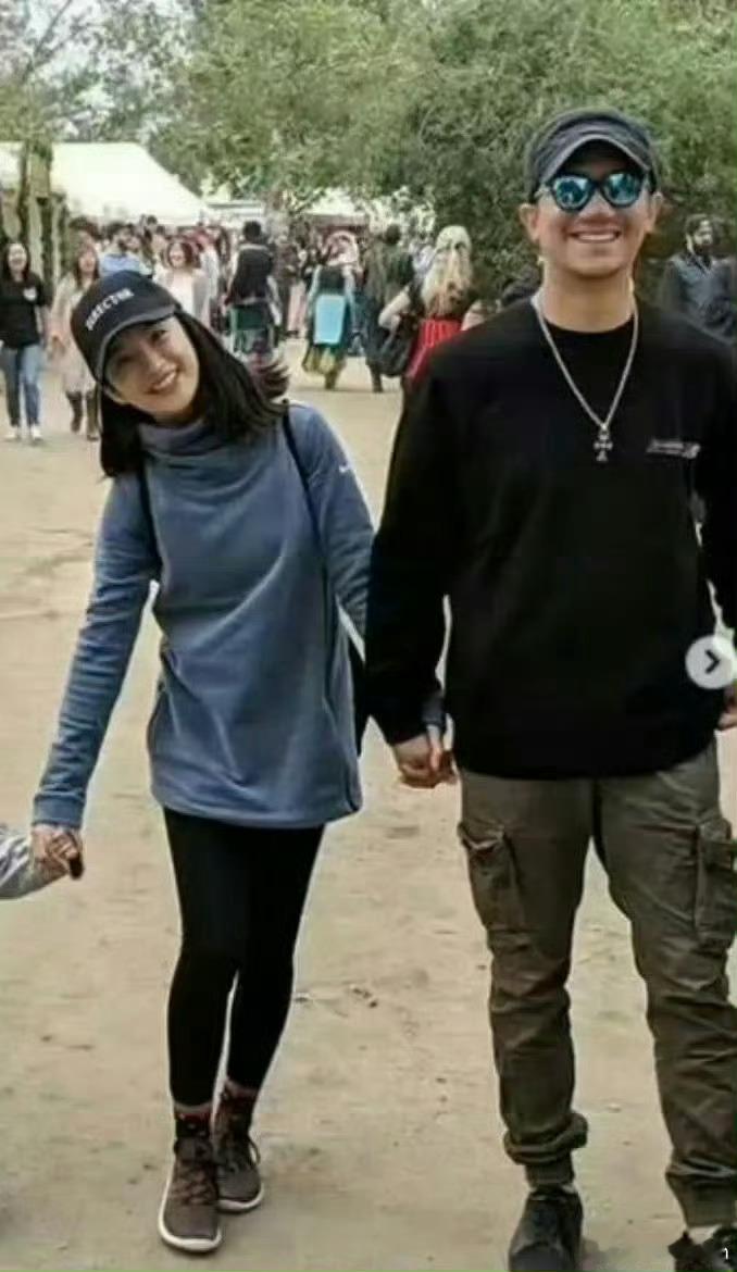 林依晨说起老公一脸甜蜜林依晨婚后十年和老公异地 异地婚姻的浪漫，藏在视频通话里。