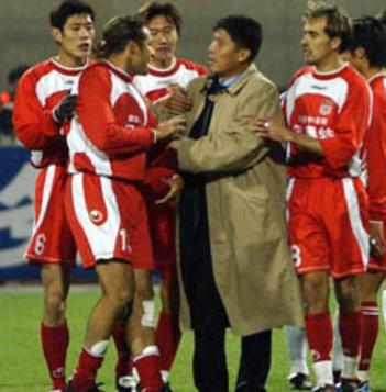 2000年4月，川京之战落幕，球员们陆续走出赛场，全兴队的大巴静静停靠在一旁，而