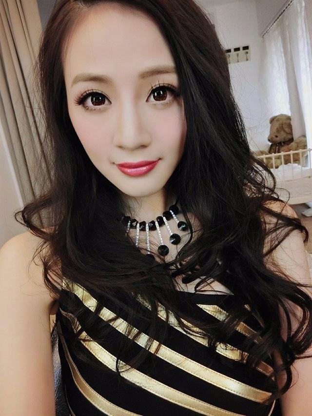 妻子和情人在家幽会，丈夫等着他们完事，男子：反正又不少什么。  

小李在外面等