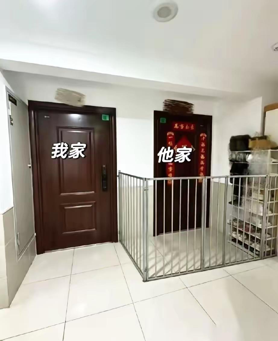 说实话，遇到这样的邻居真的太糟心了！
 
本来就只有两户人家同住，公共区域本该互