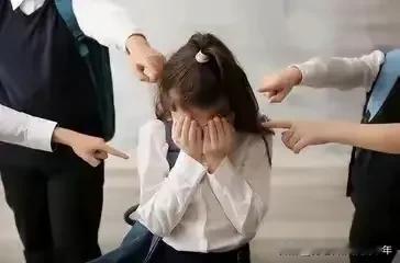 J察跑到校园里打学生，那就是更大的“校园霸凌”；因为学生打学生是违规违法；J察打
