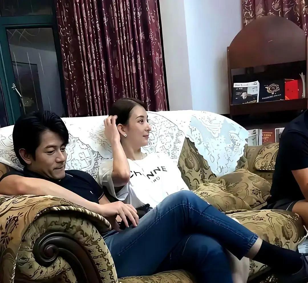 郭富城陪方媛回娘家，被拍到坐在沙发上双腿并拢双手放膝，像小学生见班主任。

照片