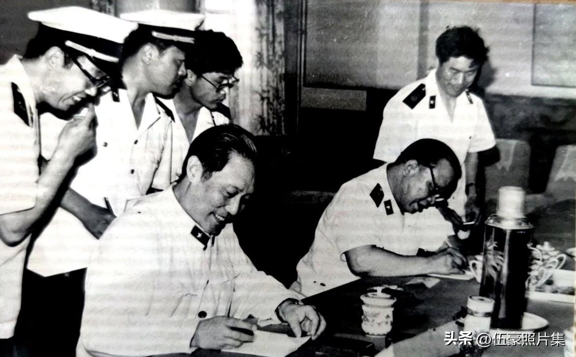 新中国建立后，海军政委李耀文（前一）出席活动的老照片，他是公认有思想有水平有涵养