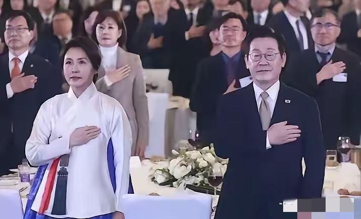 1月4日下午，李在明在访华的第一天，就给韩国一个“惊喜”，他并没有急着进行会谈，