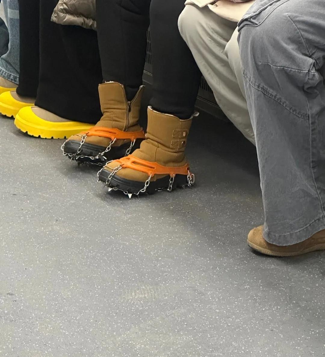 下雪穿这玩意管用吗？我不担心她会不会滑倒，担心被她踩一脚！[笑哭]