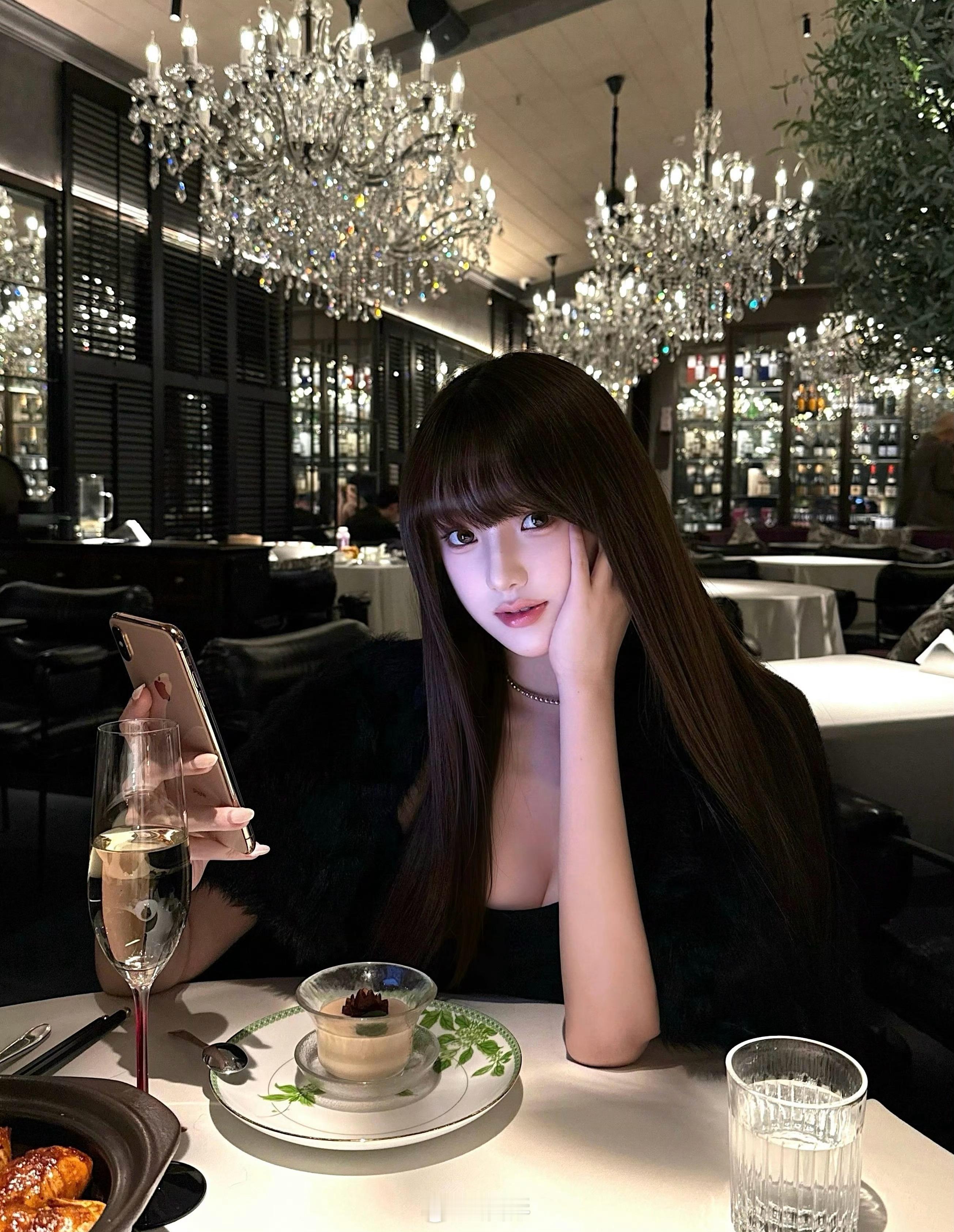 刷到一个好看的小姐姐还在用iPhone Xs！ 