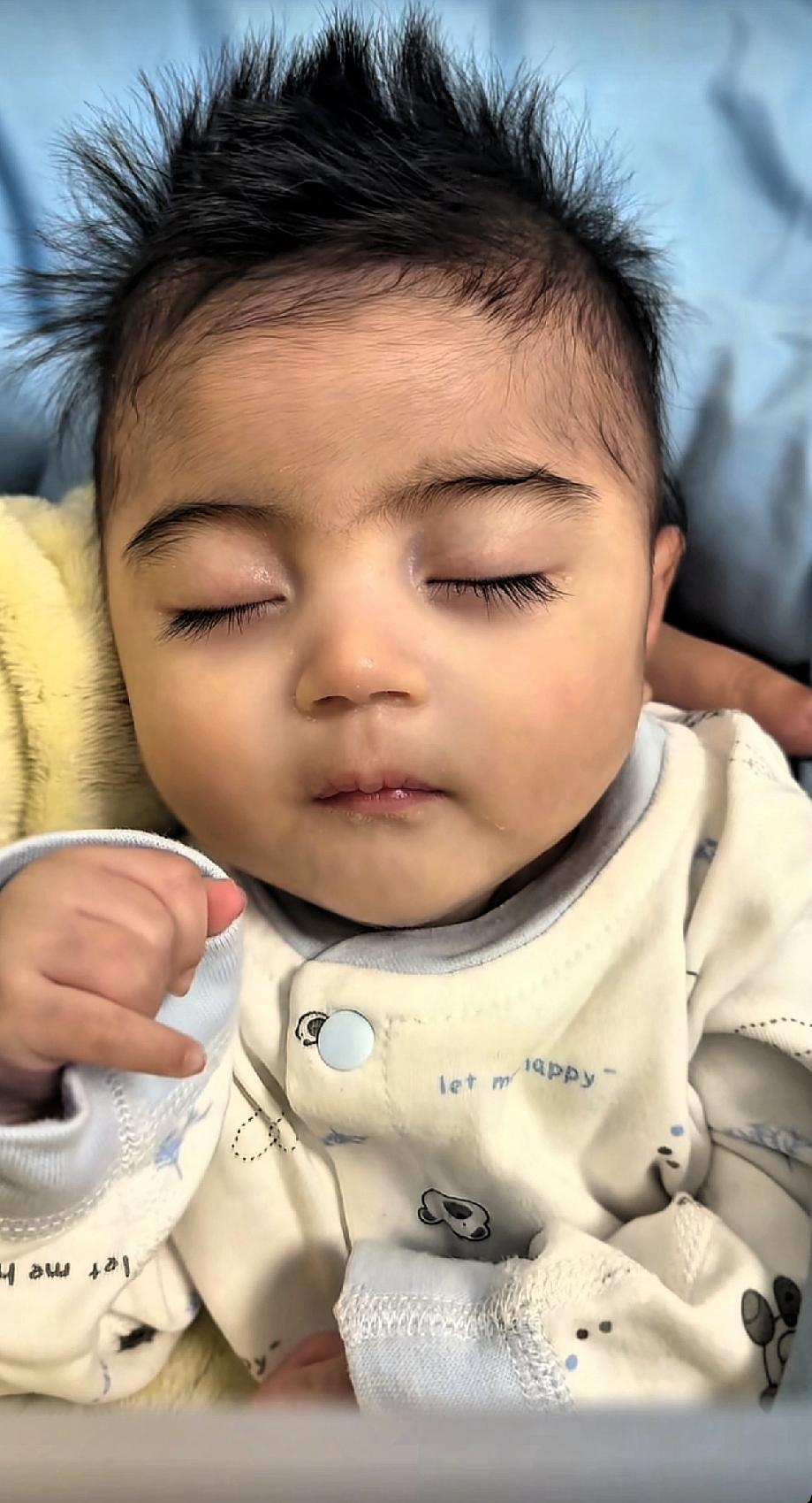 一夜之间崩溃了！
郑州这位宝妈大半夜晒三个月宝宝的照片，早上一睁眼就看到评论区炸