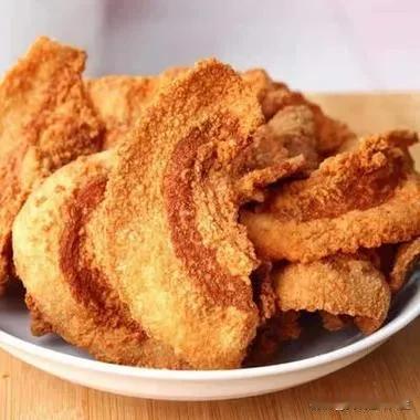 自己炒制出来的猪油渣，也挺好吃的呀，扔掉可惜了！我小的时候，想吃这个，还吃不到呢