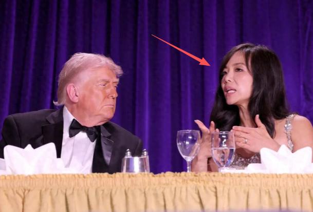 白宫枪击案上这个厦门女孩“火了”！前一秒还坐在特朗普身边，觥筹交错谈笑风生，结果